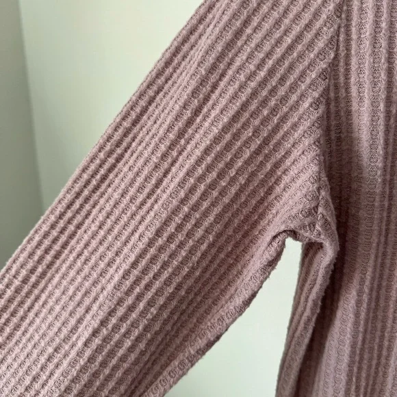 Sanctuary Light Pink Waffle Knit Long Sleeve V-Neck Top Size Medium Casual - Picture 8 of 10